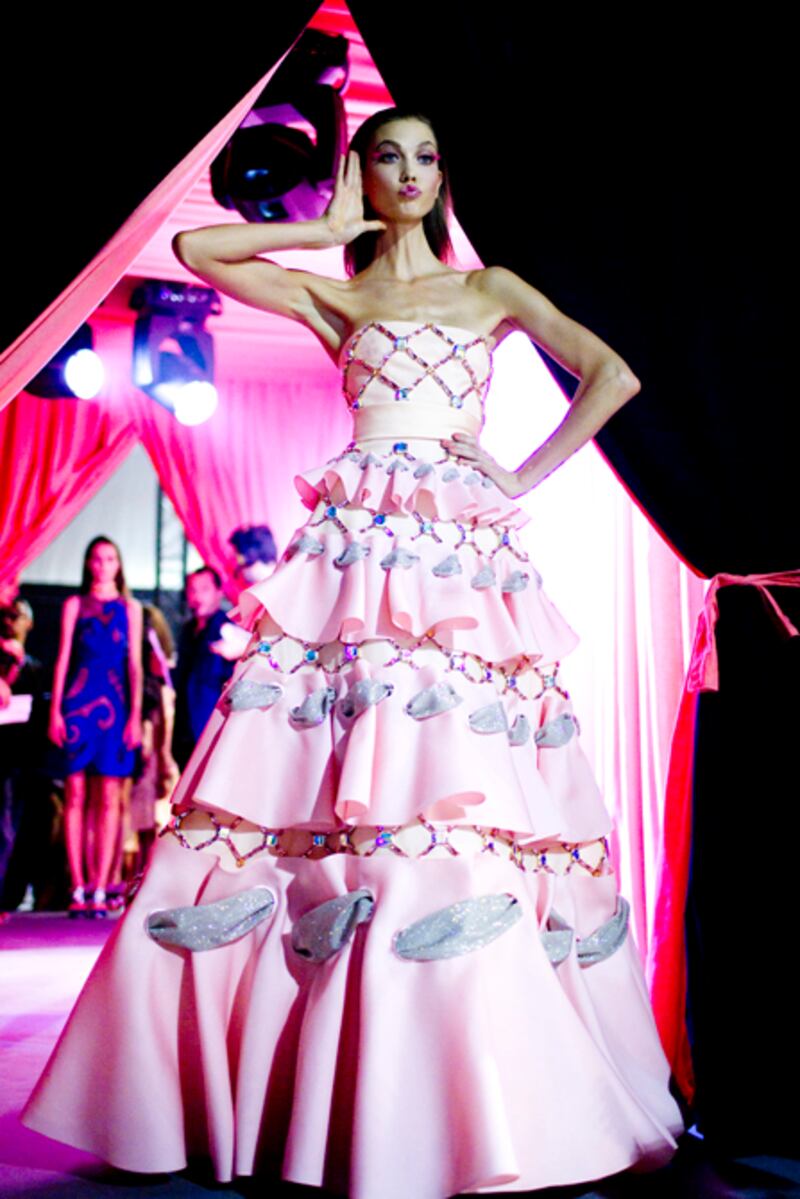 galleries/2011/10/03/viktor-rolf-backstage-photos/viktor-rolf-fashion-19_bthcrw