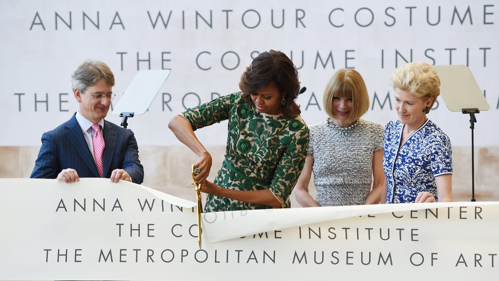 articles/2014/05/05/anna-wintour-sheds-a-tear-and-is-embraced-by-michelle-obama-at-the-costume-institutes-dedication/140505-obama-wintour-tease_sxcsz4