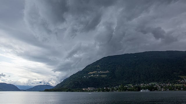 640px-2014-06-26_Ossiacher_See_-_Unwetter_-hu-_1914_uhqua7