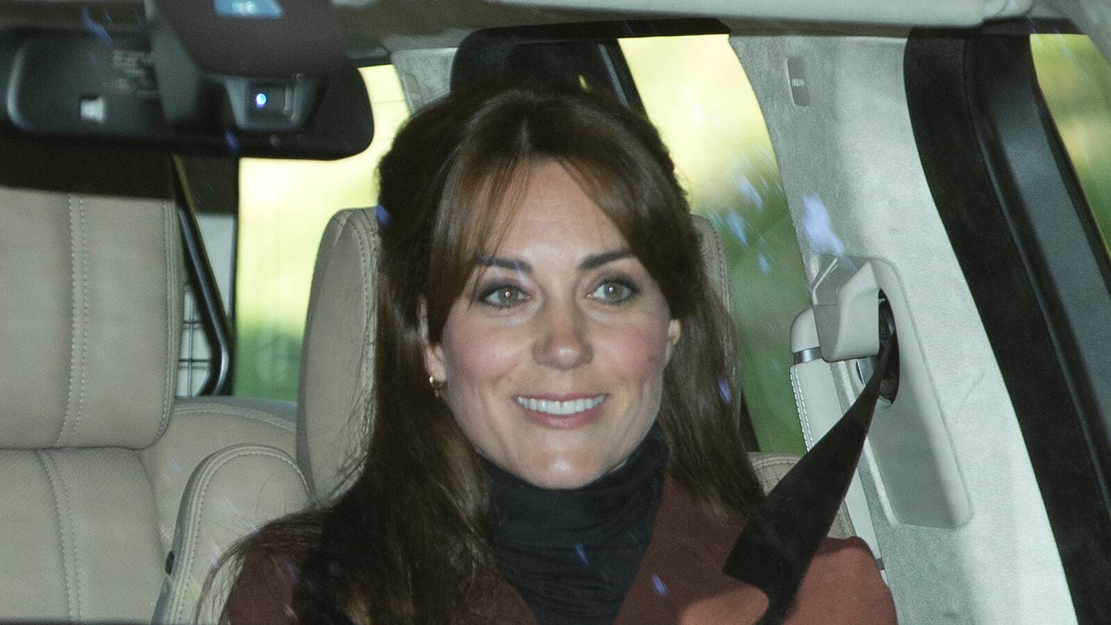 articles/2015/09/14/stop-press-duchess-kate-gets-a-new-hair-style/150913-sykes-middleton-haircut-tease_bxehna