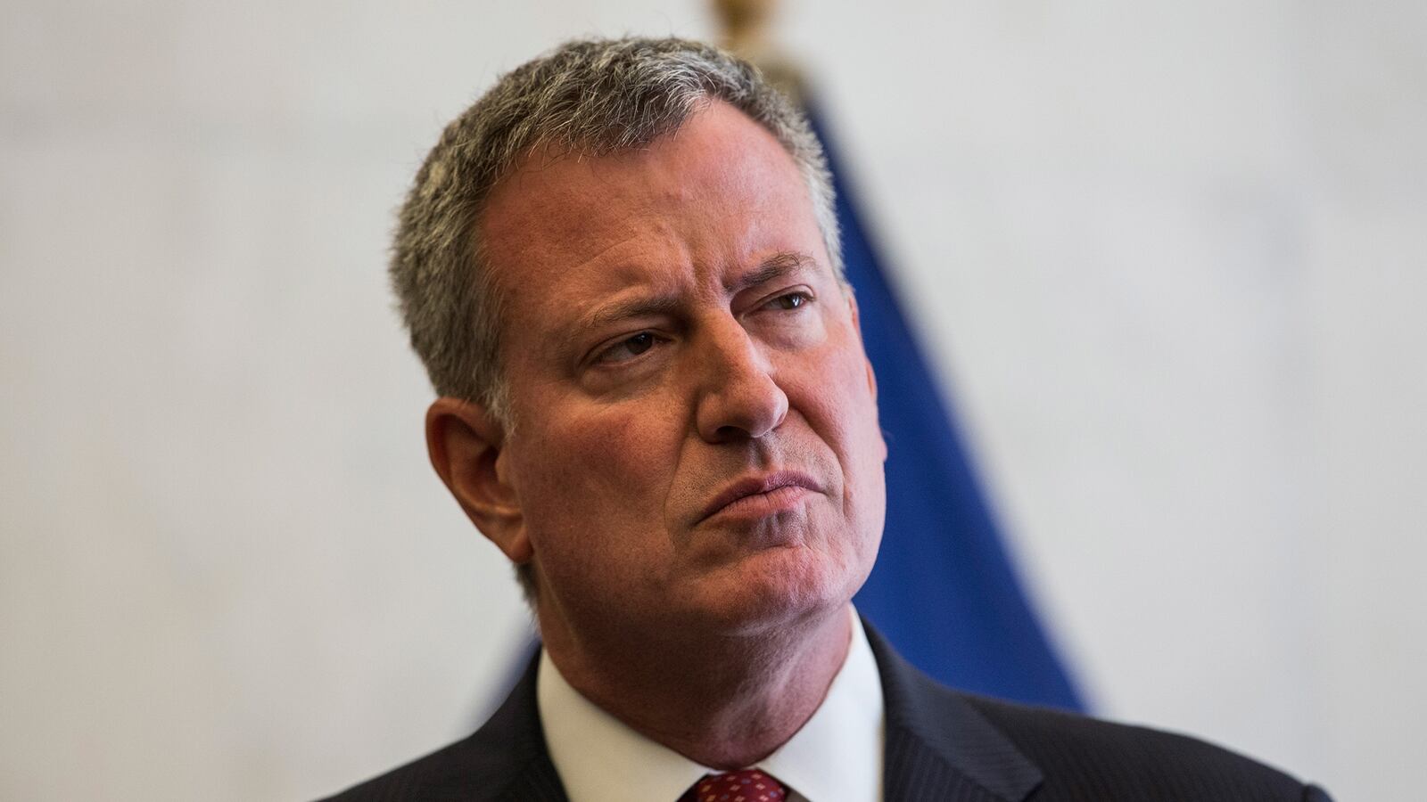articles/2015/08/15/with-cops-in-standoff-de-blasio-steps-on-the-scale/150814-daly-deblasio-tease_p5oawm
