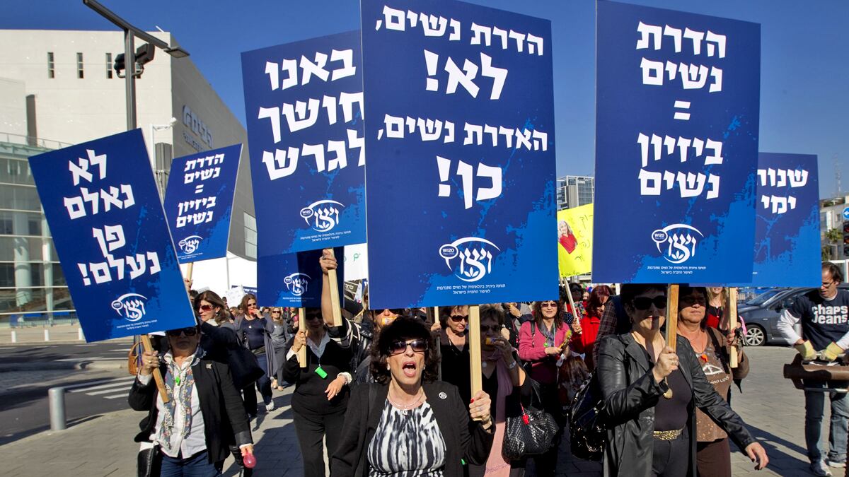 cheats/2012/01/05/israeli-women-fight-bus-segregation/israel-women-protest-gender-segregation-bus-cheat_adaful