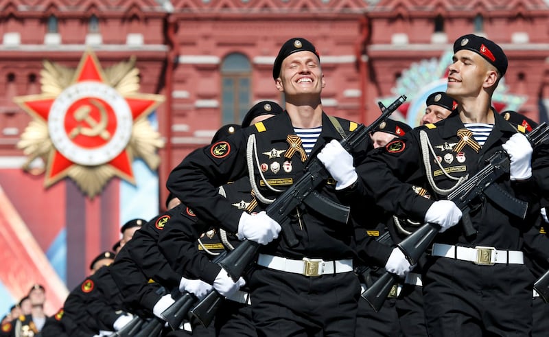 Russian servicemen march during the Victory Day parade, marking the 71st anniversary of the victory over Nazi Germany in World War Two, at Red Square in Moscow, Russia, May 9, 2016.  REUTERS/Grigory Dukor     TPX IMAGES OF THE DAY