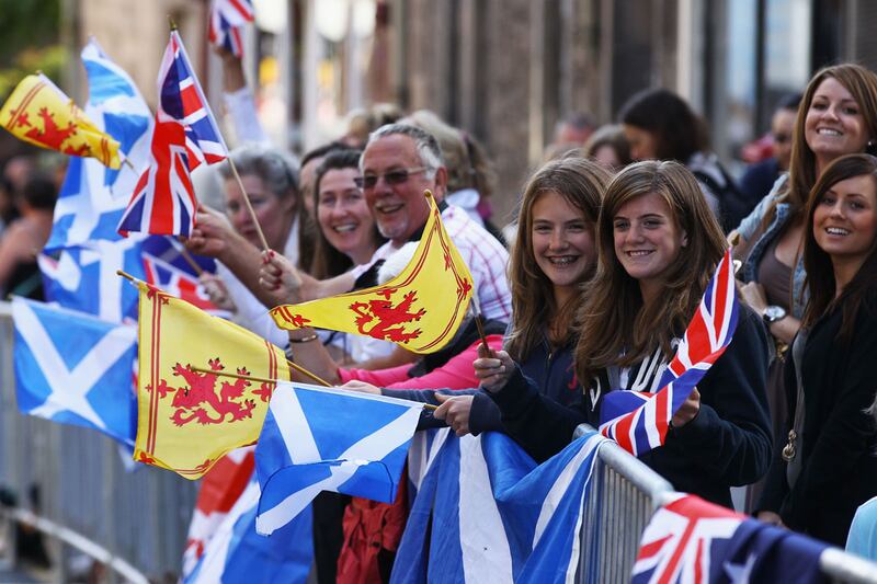 galleries/2011/07/30/zara-phillips-mike-tindall-wed-photos/fans-phillips-wedding_omywzz