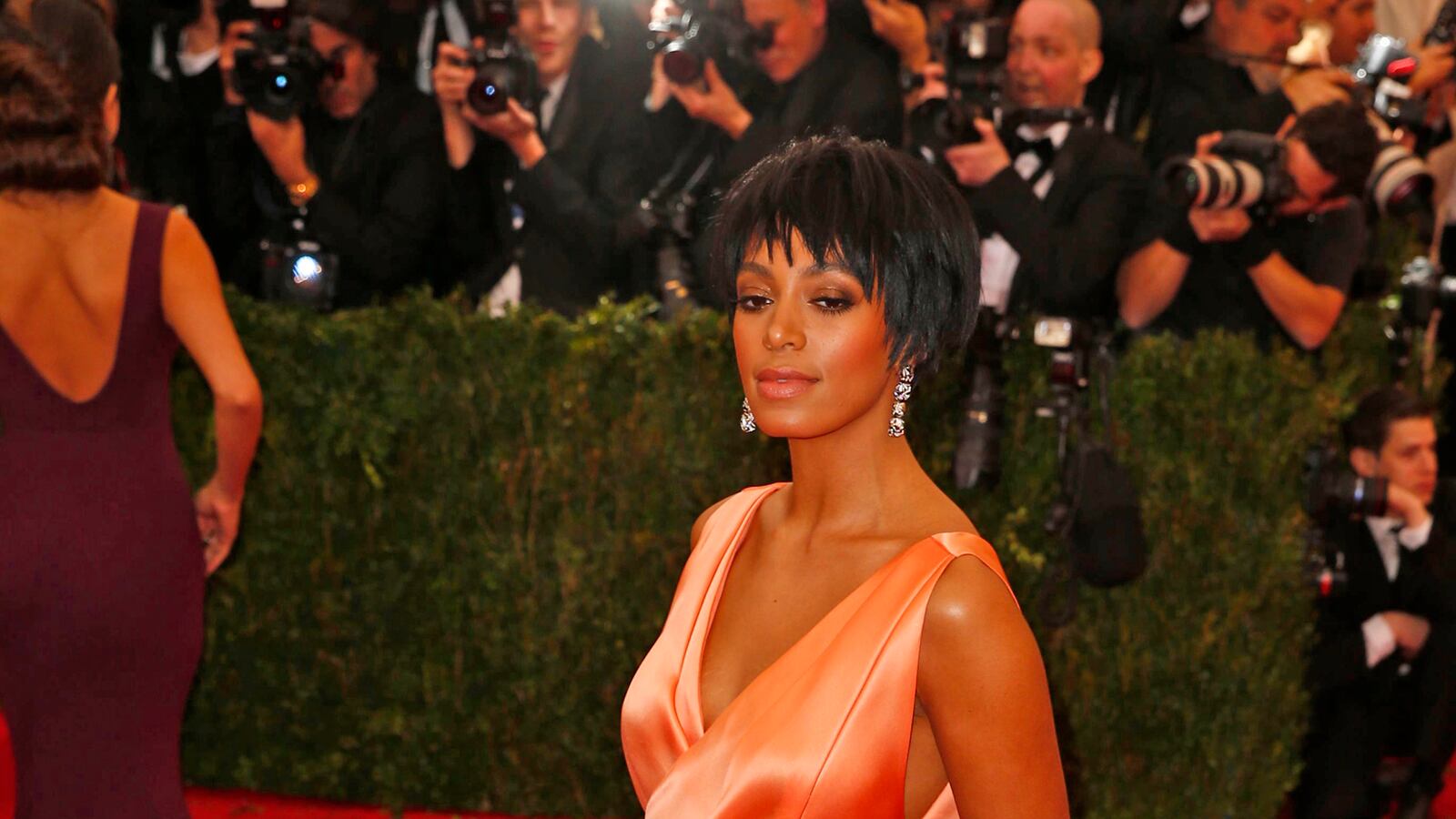 cheats/2014/05/12/beyonce-s-sister-attacked-jay-z/140512-solange-cheat_cumuzw