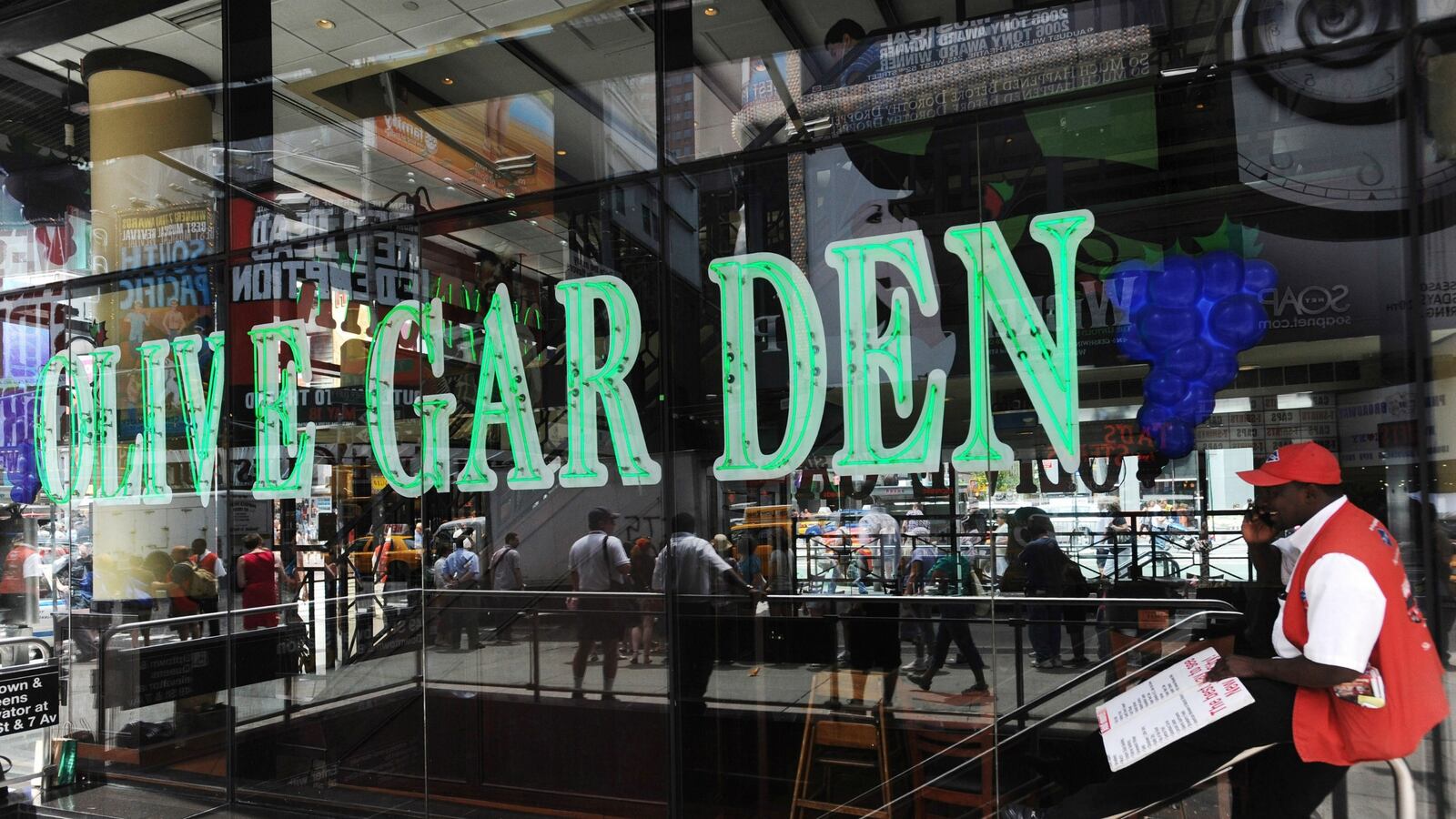 cheats/2015/12/29/olive-garden-charging-400-a-head-on-nye/151229-cheat-olivegarden_kumoar