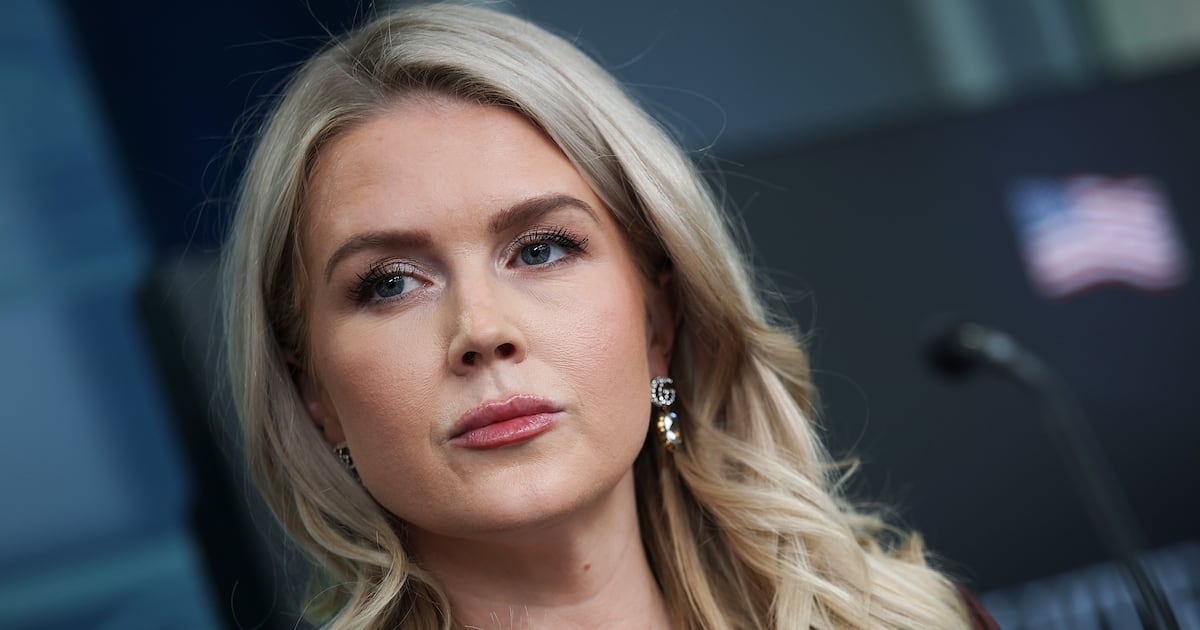 Der 28-jährige Leavitt flüchtet nach einer Frage zur Gesundheit des ...