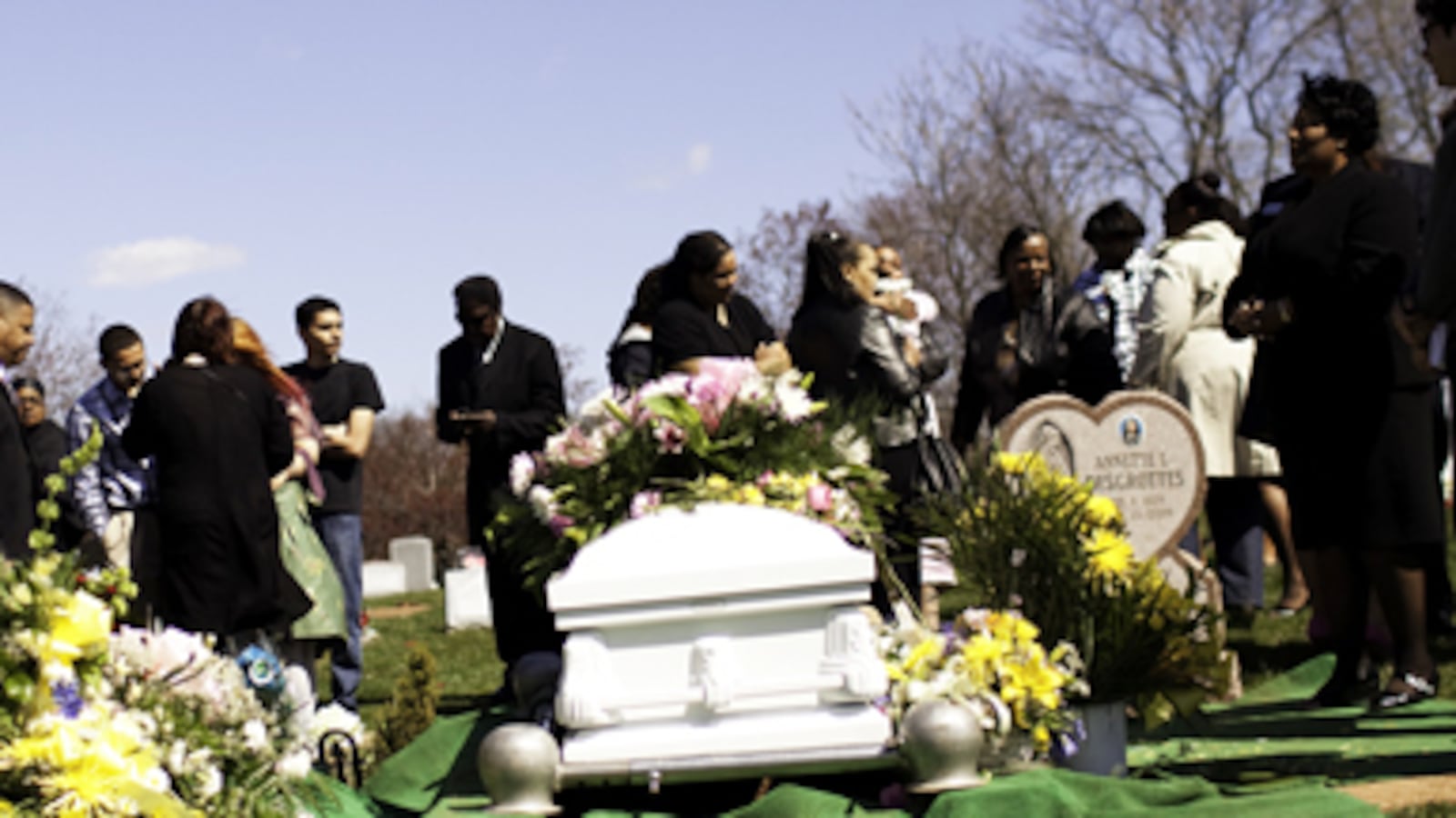 articles/2011/04/22/lashanda-armstrongs-funeral-grief-and-strife/berry-armstrong-funeral_174997_xowlht