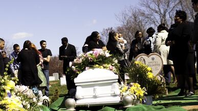 articles/2011/04/22/lashanda-armstrongs-funeral-grief-and-strife/berry-armstrong-funeral_174997_xowlht