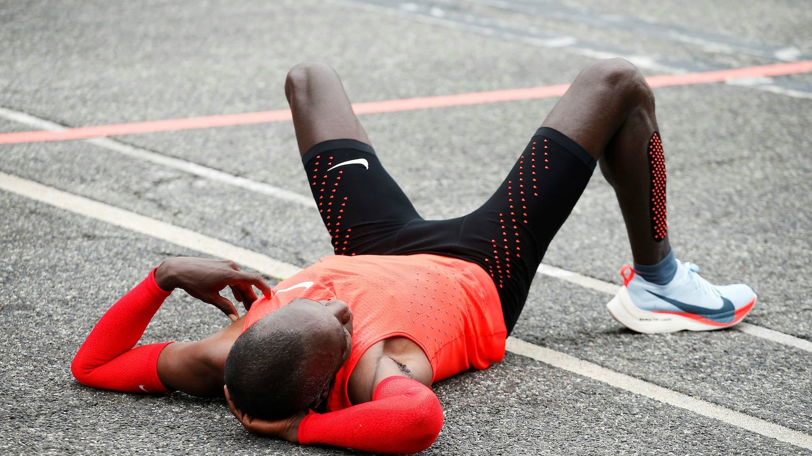 cheats/2017/05/06/kipchoge-runs-fastest-marathon-ever/170506-eliud-fastest-marathon-cheat_ojcago