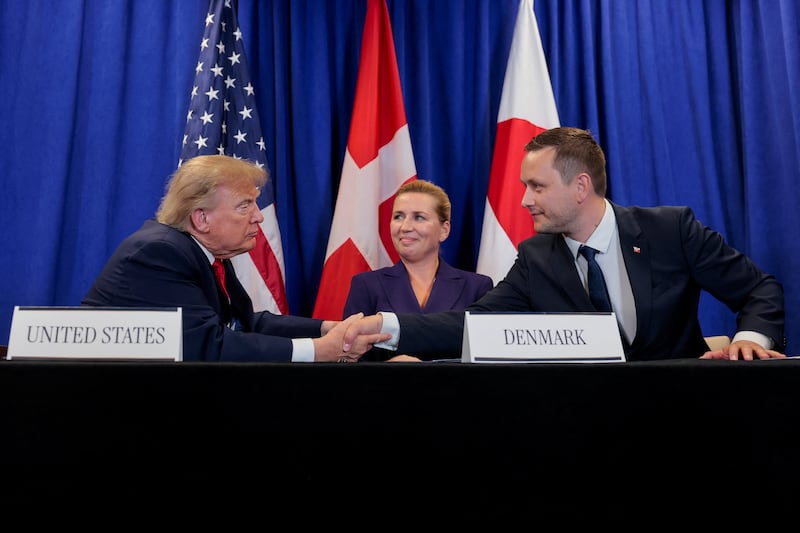 US President Donald Trump shakes hands with Greenland Prime Minister Jens-Frederik Nielsen as Danish Prime Minister Mette Frederiksen reacts, as they attend a trilateral signing event regarding a deal on Greenland's security, during the 81st United Nations General Assembly (UNGA), in New York City, US, September 22, 2026. REUTERS/Kylie Cooper     TPX IMAGES OF THE DAY