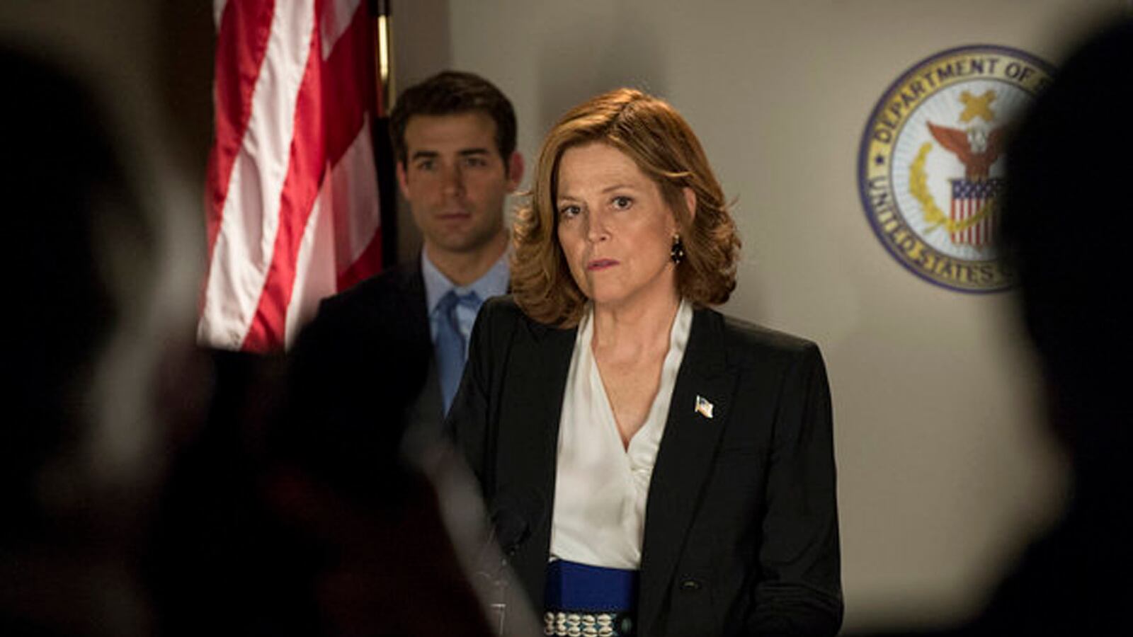 articles/2012/07/13/political-animals-greg-berlanti-on-the-clintons-fiction-and-more/lacob-political-animals-embed_qsdfkq