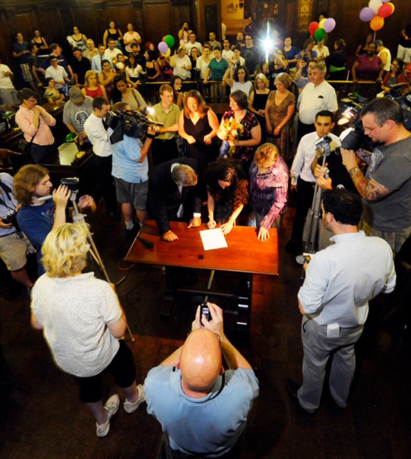 galleries/2011/07/24/new-york-gets-hitched/gay-wedding-new-york-4_jyn3hd