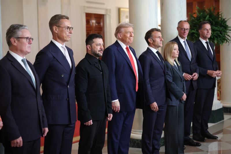 WASHINGTON, DC - AUGUST 18:  U.S. President Donald Trump and Ukrainian President Volodymyr Zelensky pose for a picture with European leaders following a meeting in the Oval Office at the White House on August 18, 2025 in Washington, DC. From Left to right are British Prime Minister Keir Starmer, Finnish President Alexander Stubb, Ukrainian President Volodymyr Zelensky, U.S. President Donald Trump, French President Emmanuel Macron, Italian Prime Minister Giorgia Meloni, German Chancellor Friedrich Merz, and NATO Secretary-General Mark Rutte. President Trump hosted President Zelensky at the White House for a bilateral meeting and later an expanded meeting with European leaders to discuss a peace deal between Russia and Ukraine.  (Photo by Win McNamee/Getty Images)