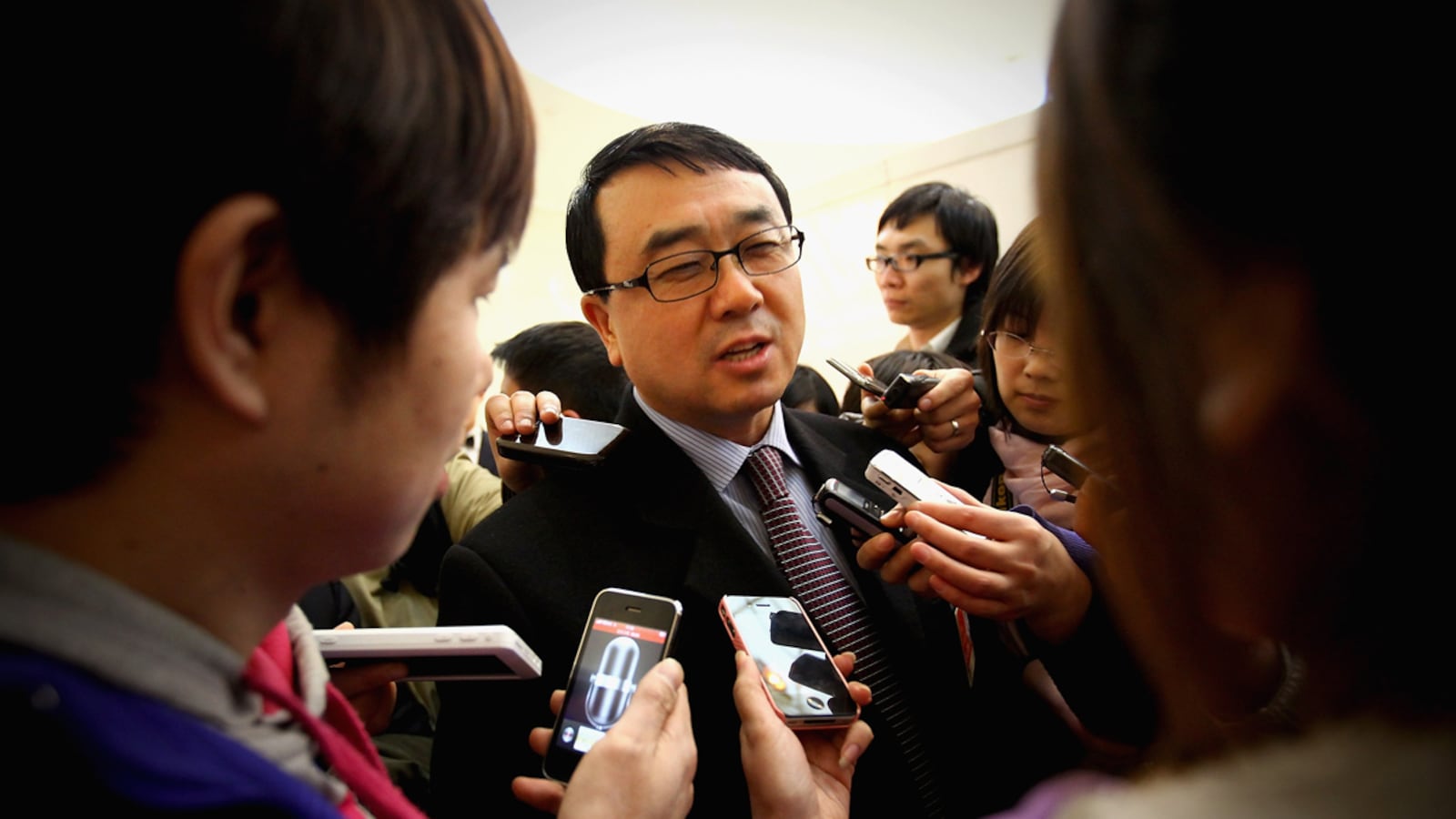 articles/2012/02/10/china-s-top-cop-goes-missing-as-officials-stay-mum-and-bloggers-erupt/wang-lijun-liu_dmnlwh