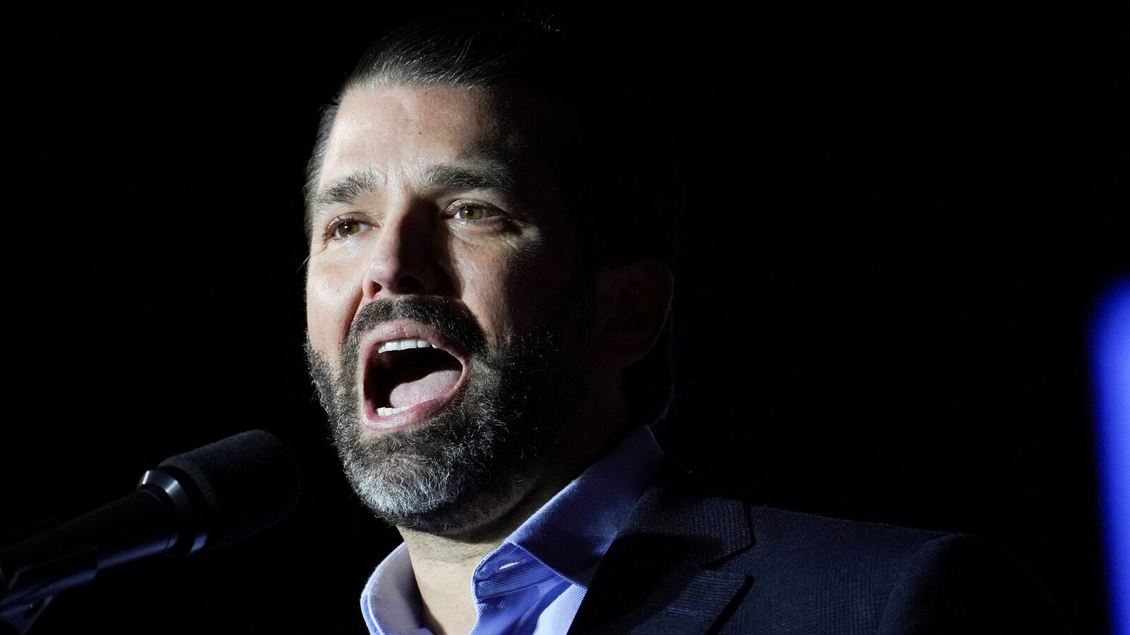 2022-01-30T021702Z_1421853570_RC2A9S94QGLN_RTRMADP_3_USA-TRUMP_avykkb