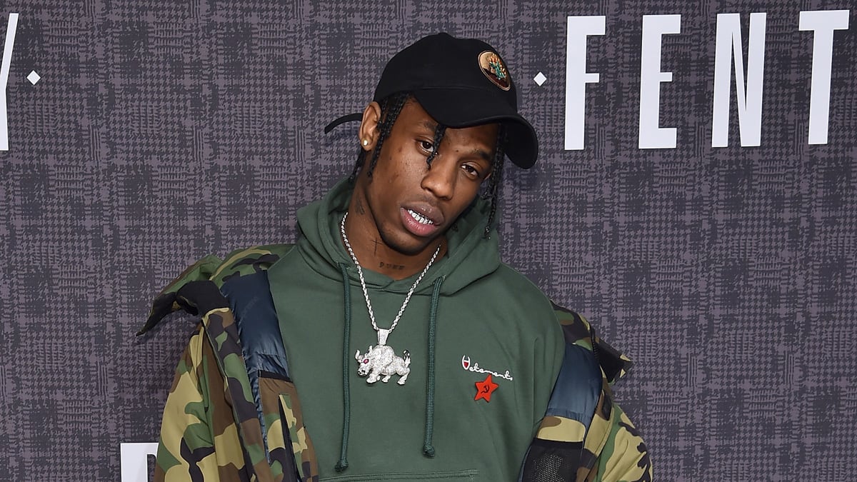 articles/2017/02/02/travis-scott-tumbles-magnificently-off-stage-during-tour-then-drake-rescues/170202-lavelle-travis-scott-drake-concert-fall_grmun4