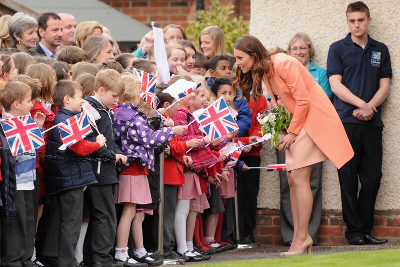 articles/2013/04/29/kate-s-rapidly-expanding-belly-takes-center-stage-on-kid-s-hospice-visit/130429-kate-middleton-bump-sykes-embed1_xhguru