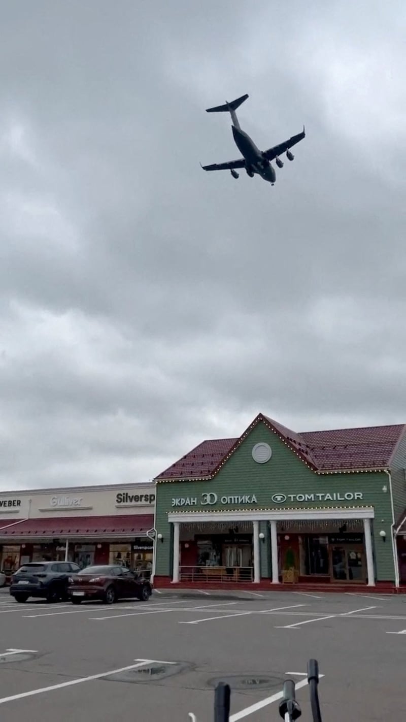 A U.S. military transport plane approaches Moscow, Russia, August 25, 2026, in this screen grab taken from a social media video.
