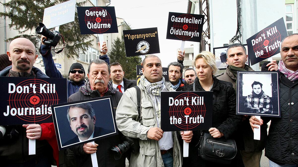 cheats/2012/02/24/injured-journalists-left-in-homs/syria-journalists-cheat_risynh