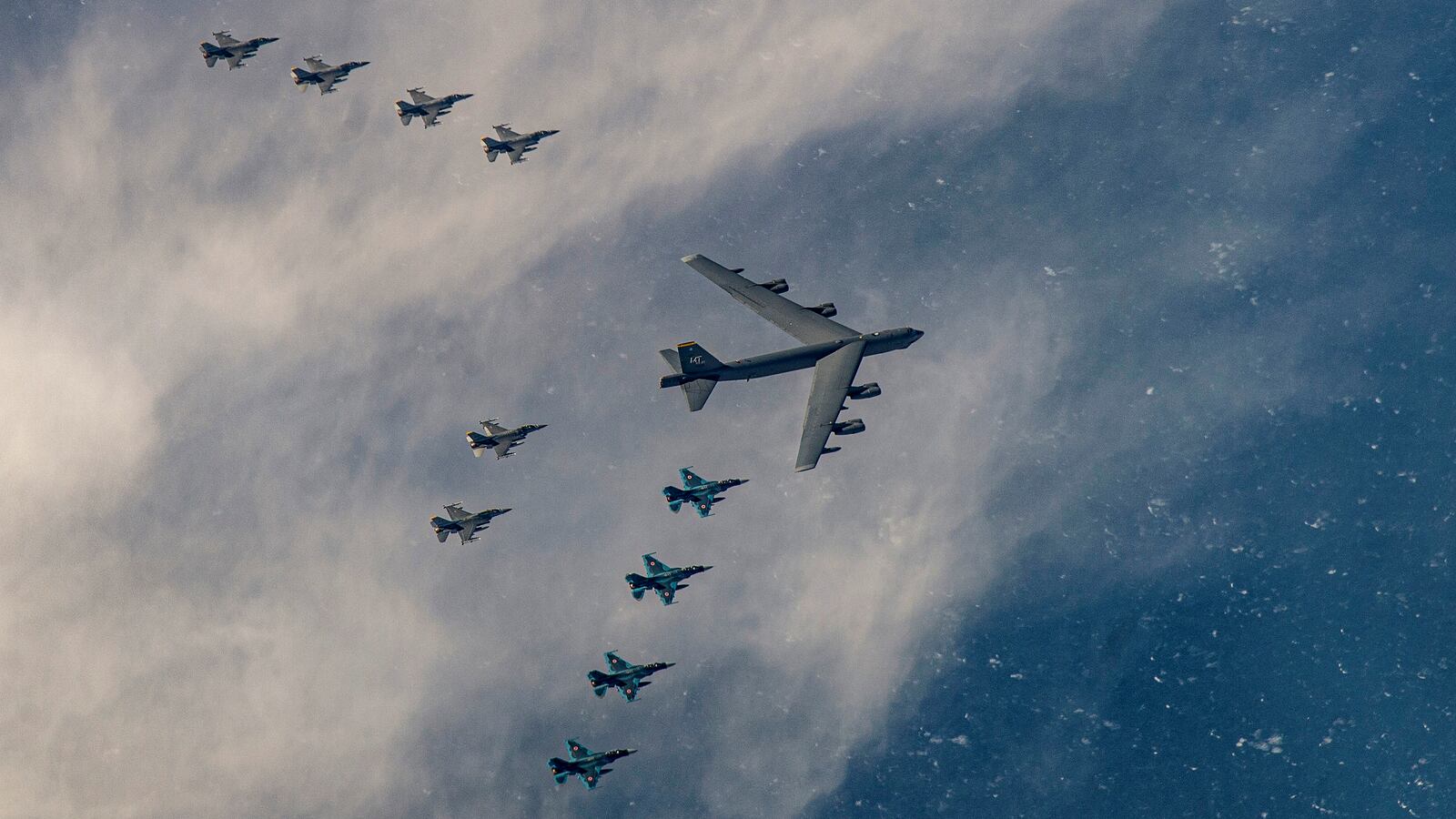 2020-09-01T105914Z_1009382137_RC2MPI9FJCCN_RTRMADP_3_USA-CHINA-BOMBERS_oxatcr