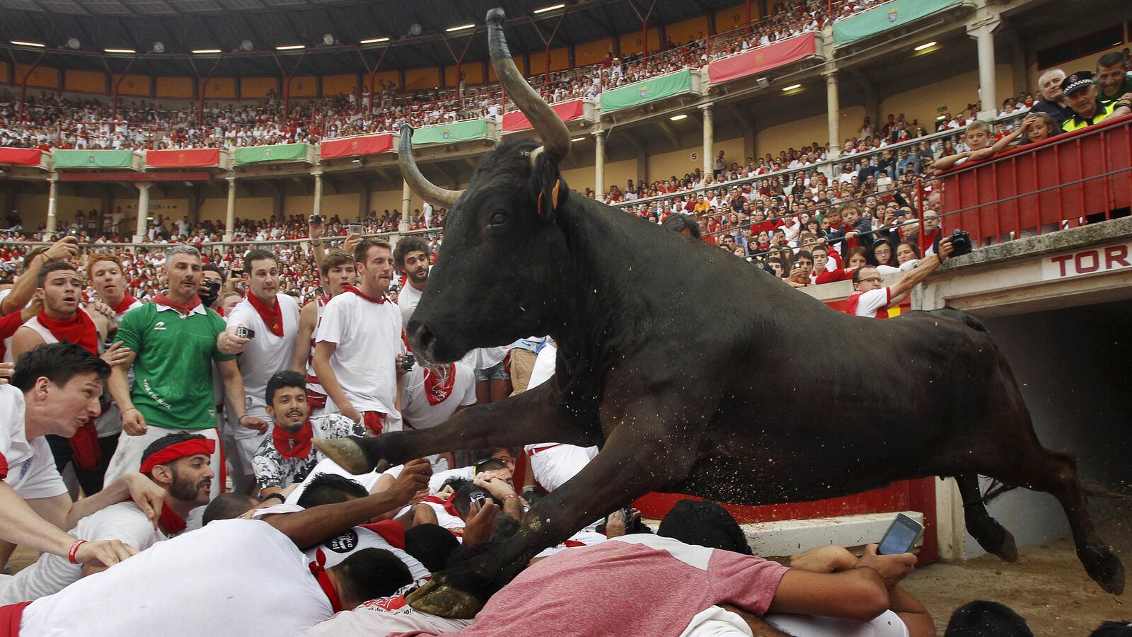 galleries/2015/07/12/spain-s-running-of-the-bulls-photos/150710-running-of-bulls-01_rmuvlg
