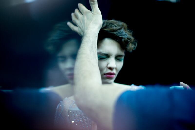 galleries/2013/09/24/backstage-at-giorgio-armani-spring-summer-2014-photos/130923-tachman-milan8_znusbf