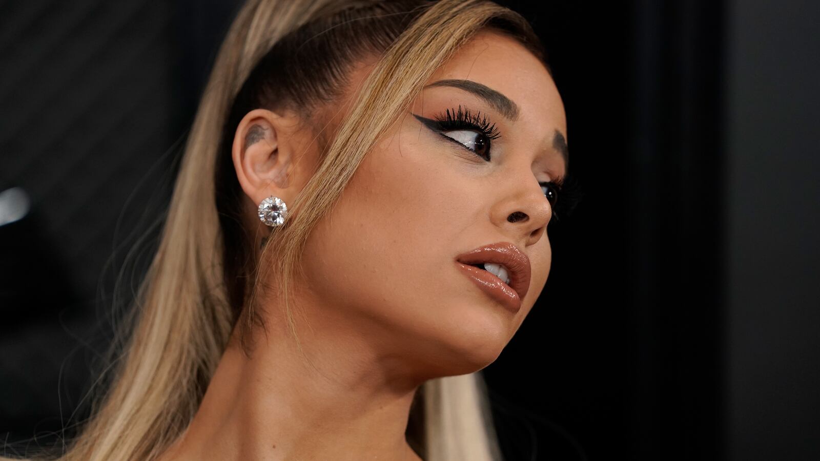 2020-01-27T014100Z_513130250_HP1EG1R04OBWO_RTRMADP_3_AWARDS-GRAMMYS_stfel9