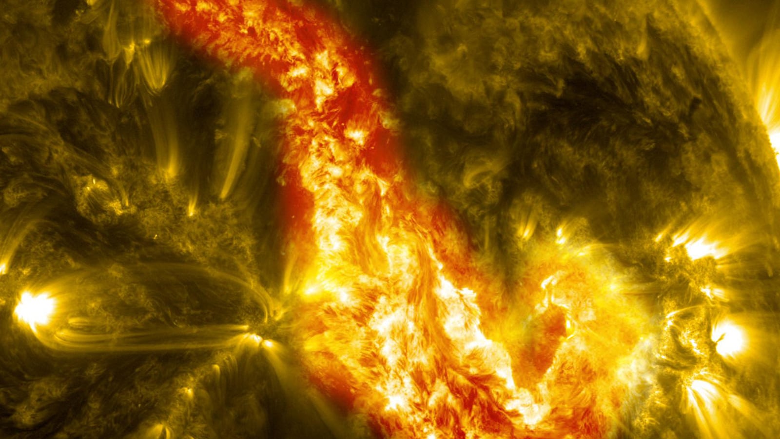 cheats/2013/10/26/canyon-of-fire-tears-into-sun/131026-nasa-sun-cheat_hstfmq