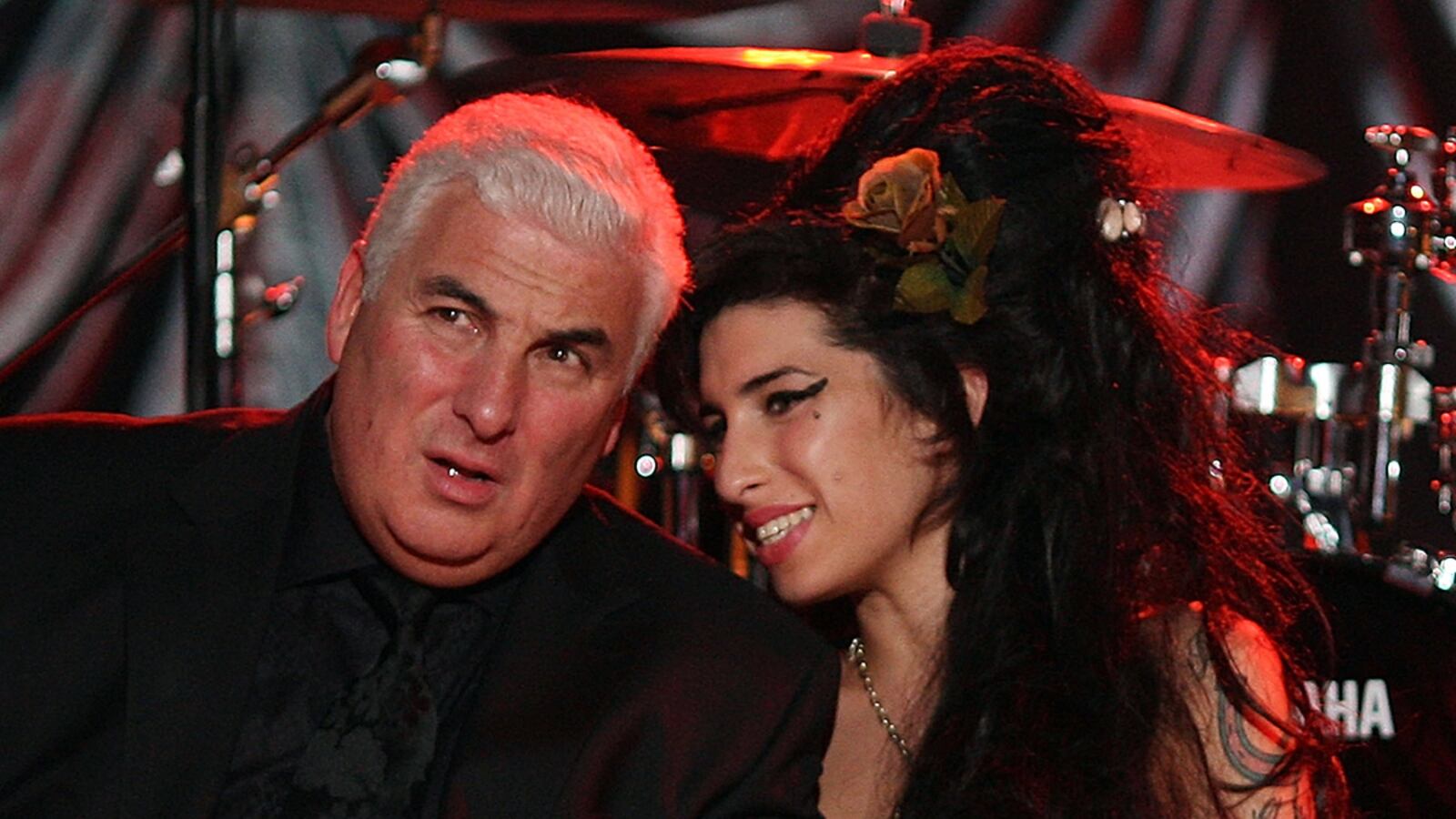 cheats/2011/07/29/winehouse-s-dad-gives-her-clothes-away/mitch-amy-winehouse-cheat_xezuqo