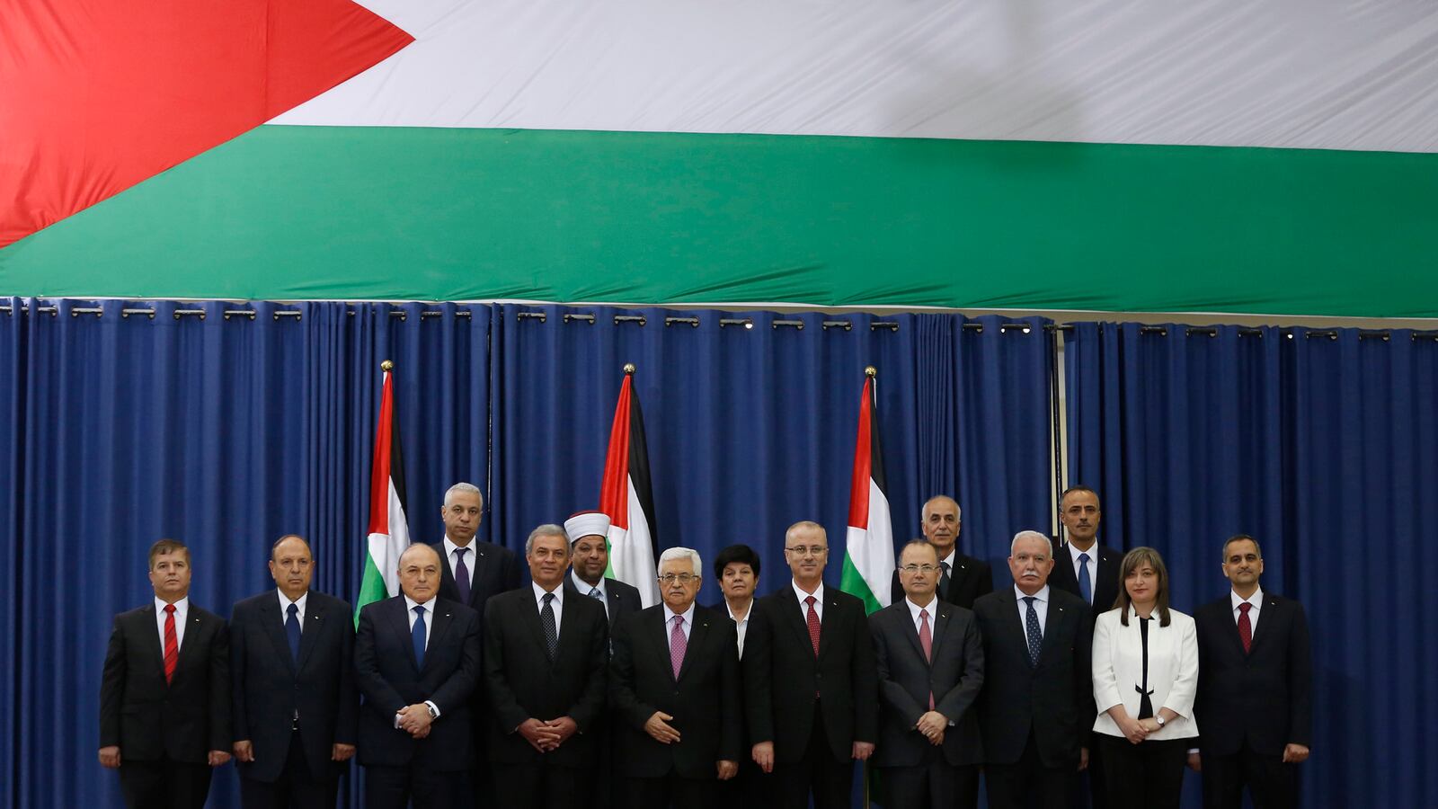 cheats/2014/06/02/palestinians-swear-in-new-unity-gov-t/140602-palestine-cheat_a7xzrj