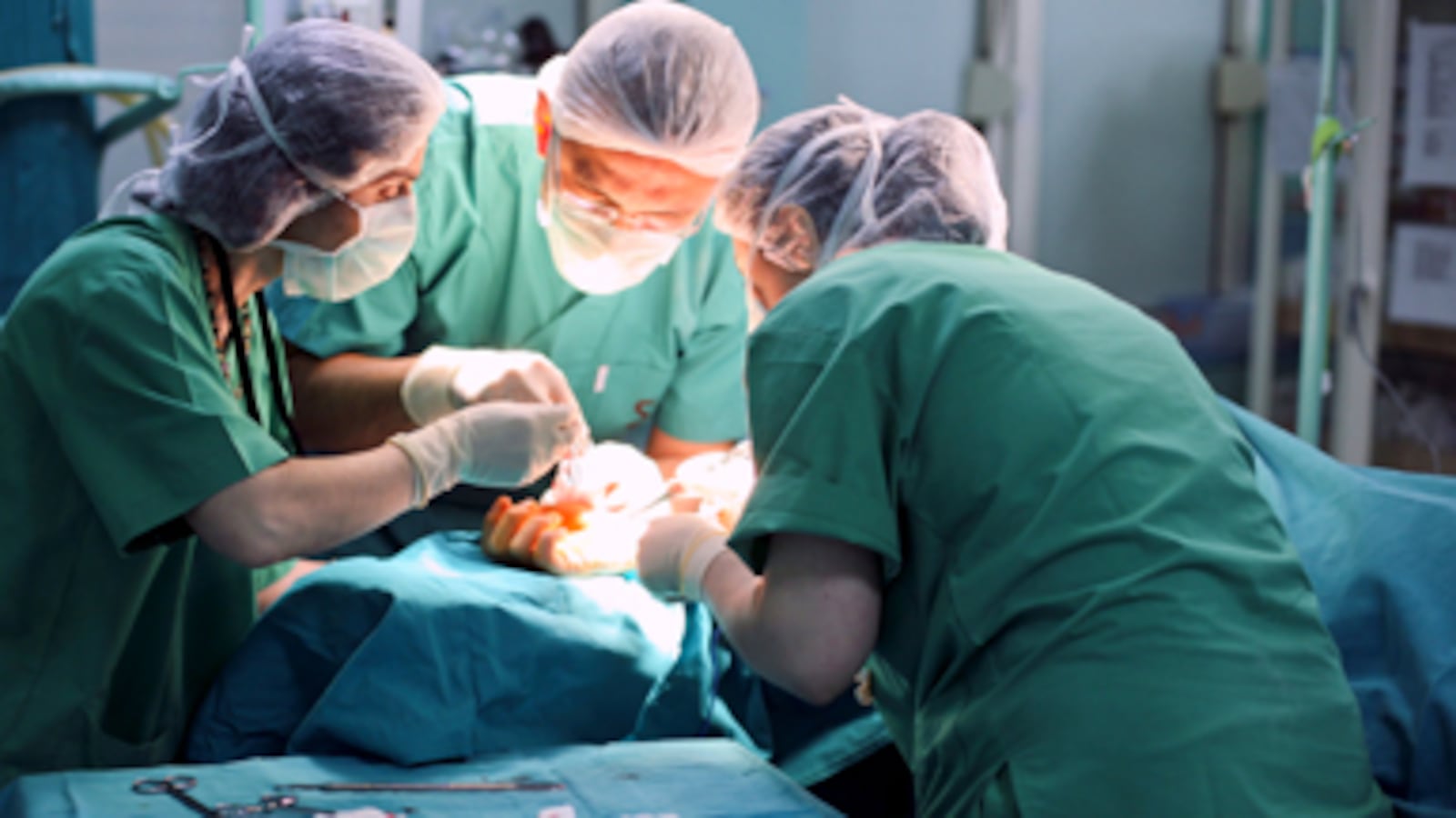 articles/2010/10/03/embarrassing-bodies-the-grossest-tv-show-ever/thompson-embarrassing-bodies_131120_sv4ric