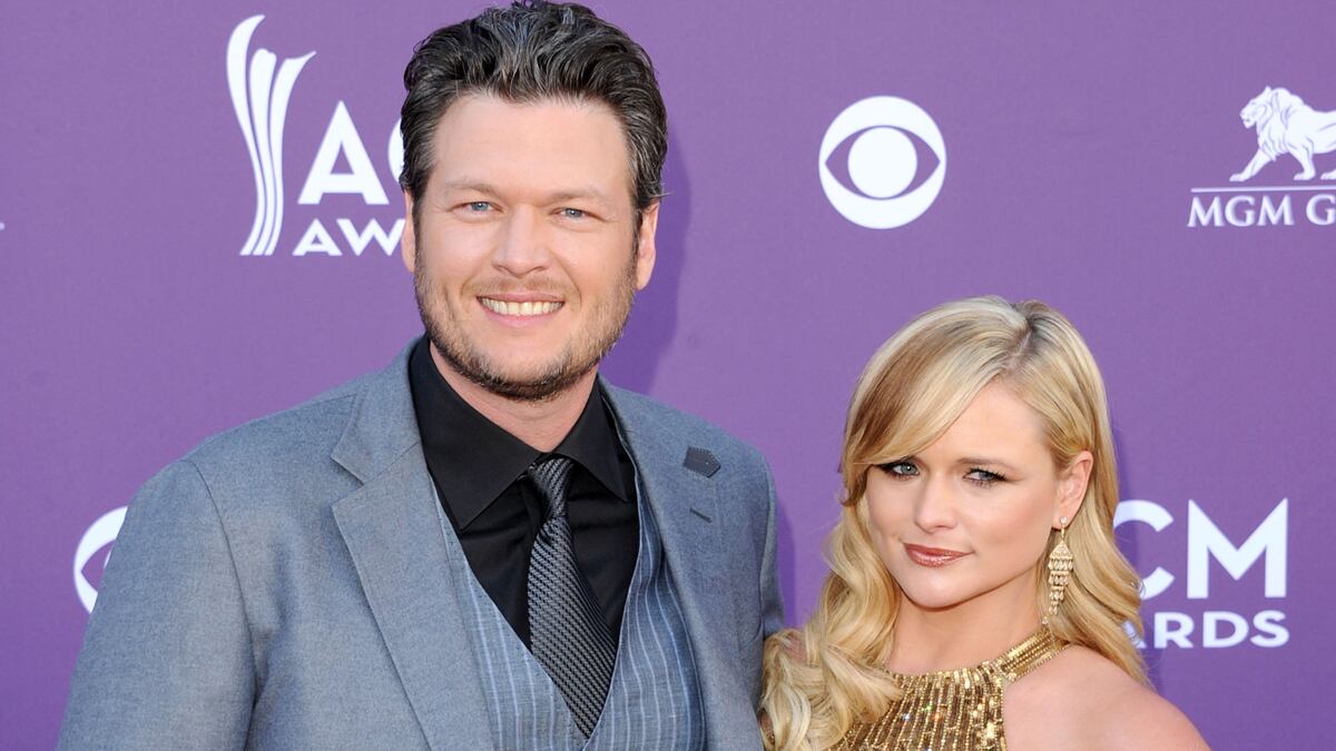 cheats/2012/04/02/shelton-and-lambert-win-at-cmas/blake-shelton-miranda-lambert-cma-cheat_nx0xz2