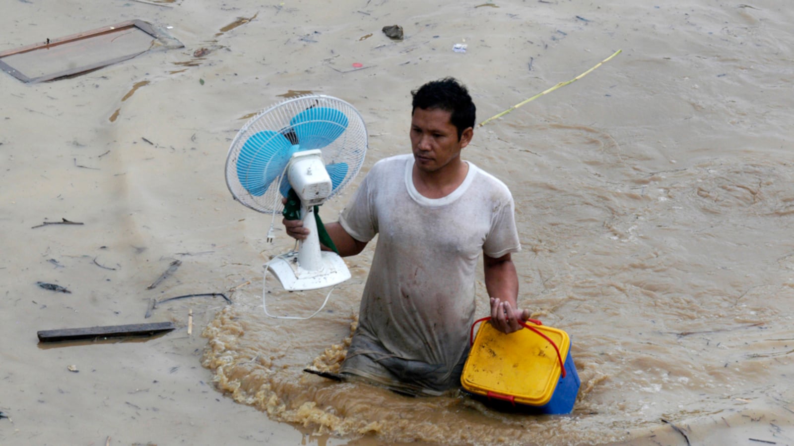 cheats/2011/12/26/philippines-flood-toll-rises-to-1-200/philippines-floods-photos-wade_t28knq