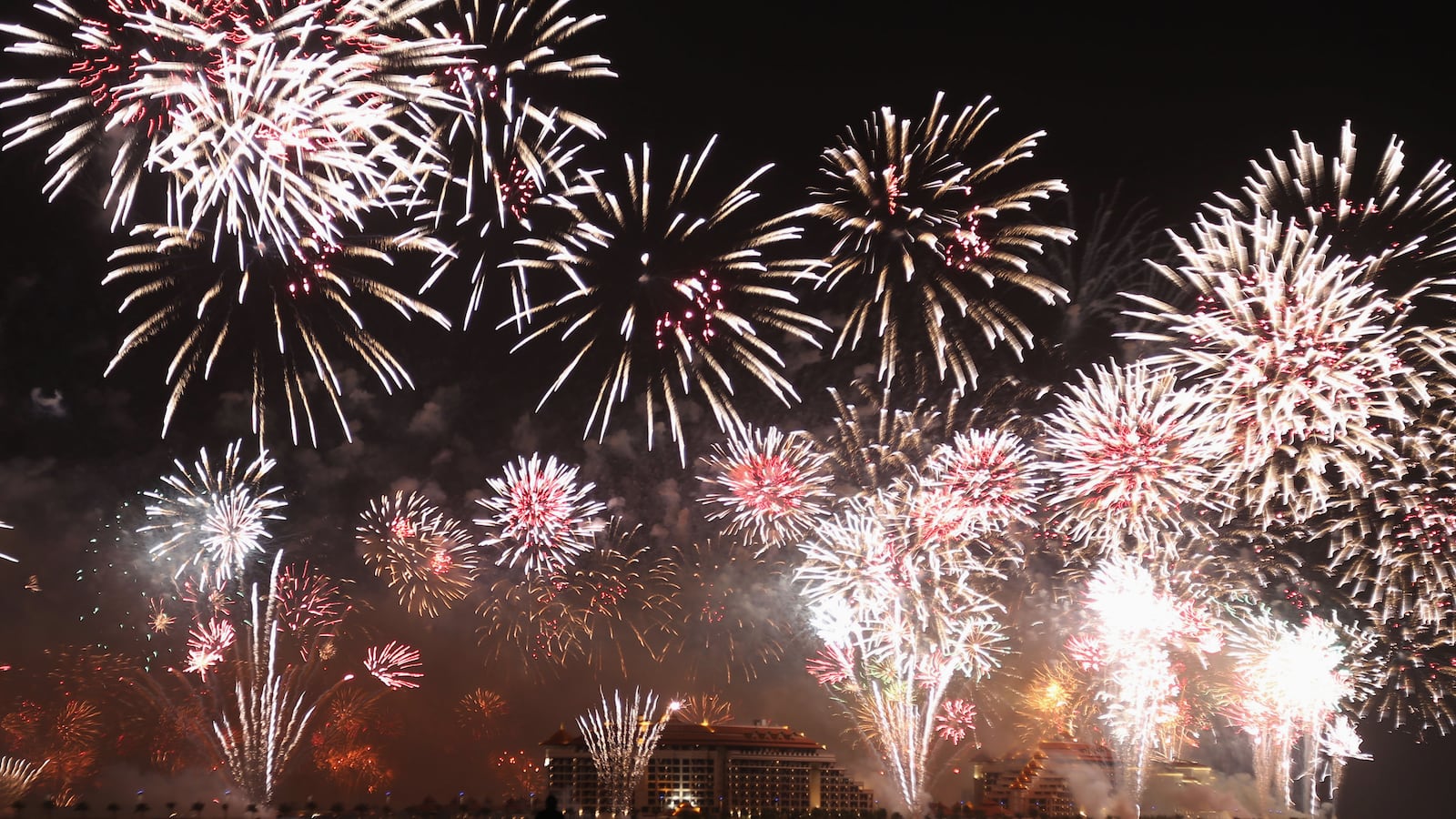 cheats/2014/01/01/dubai-fireworks-break-record/140101-dubai-fireworks-cheat_anardm