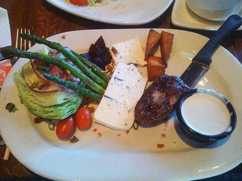 galleries/2010/07/02/deadly-salads/deadly-salads---houlihans-prime-steak-and-wedge-salad_acrfkn