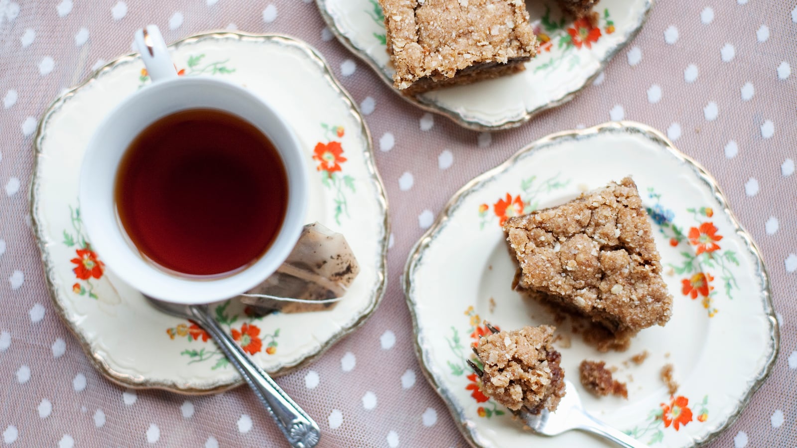 articles/2013/12/13/the-sweet-side-of-new-york-city/131212-tea-and-desserts-tease_aoqlbd