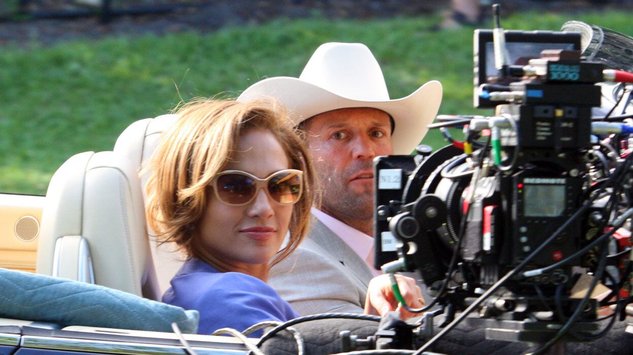 cheats/2011/11/22/j-lo-fools-fans-in-fiat-commercial/stars-on-set-lopez_zexibv