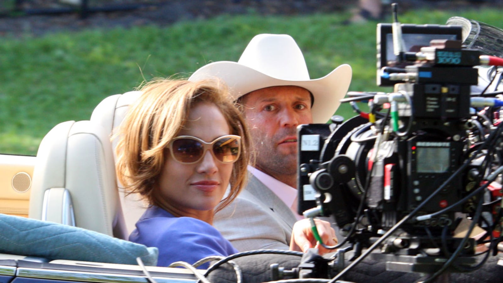 cheats/2011/11/22/j-lo-fools-fans-in-fiat-commercial/stars-on-set-lopez_zexibv