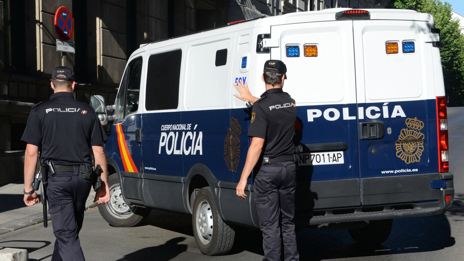 cheats/2013/08/10/75-human-traffickers-arrested/130810-human-trafficking-cheat_hs7c6k