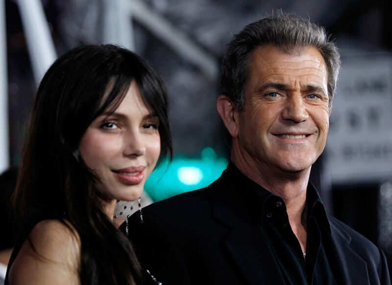 galleries/2010/08/24/happyish-endings/happyish-endings---mel-gibson-oksana_mviwcu