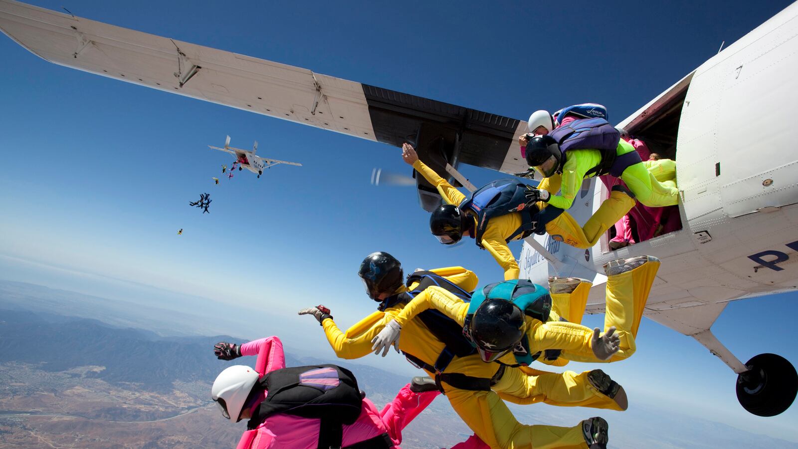 cheats/2013/11/03/two-skydiving-planes-crash/131103-skydiving-cheat_y9fpbi