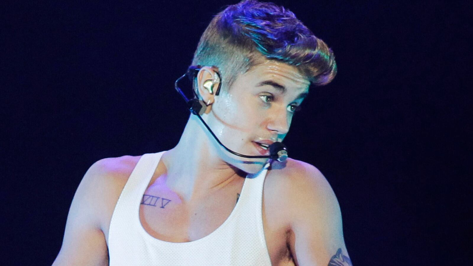 cheats/2014/04/23/bieber-sorry-for-wwii-shrine-visit/140423-bieber-japan-cheat_kxsebl