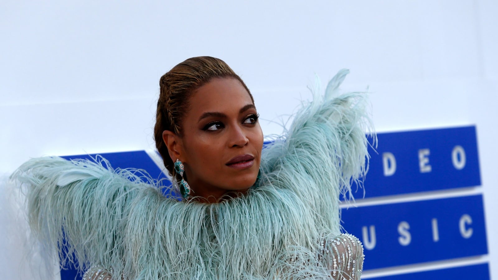 cheats/2016/08/28/beyonce-brings-police-shooting-victims-moms-to-vmas/160828-beyonce-mothers-shootings-cheat_ugrzjp