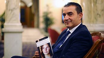 articles/2010/10/20/amanda-knox-rocco-girlandas-book-about-the-convicted-murderess/nadeau-amanda-knox-girlanda_135132_hpfopk