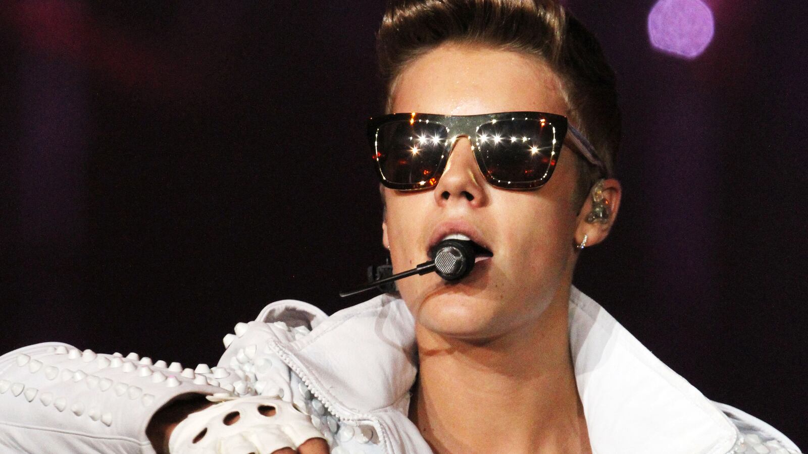 cheats/2013/08/12/naked-bieber-serenades-grandma/130812-biebs-guitar-cheat_o63iew