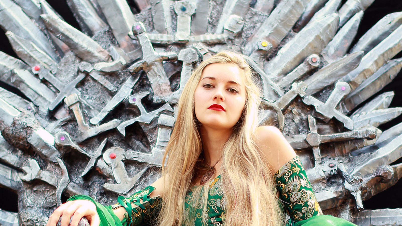 articles/2014/04/06/inside-the-obsessive-fantasy-world-of-game-of-thrones-cosplay/140404-zimmerman-got-cos_wqtyqi