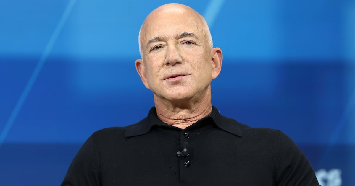 Starjournalist kritisiert Bezos für die Entlassung eines Drittels der ...