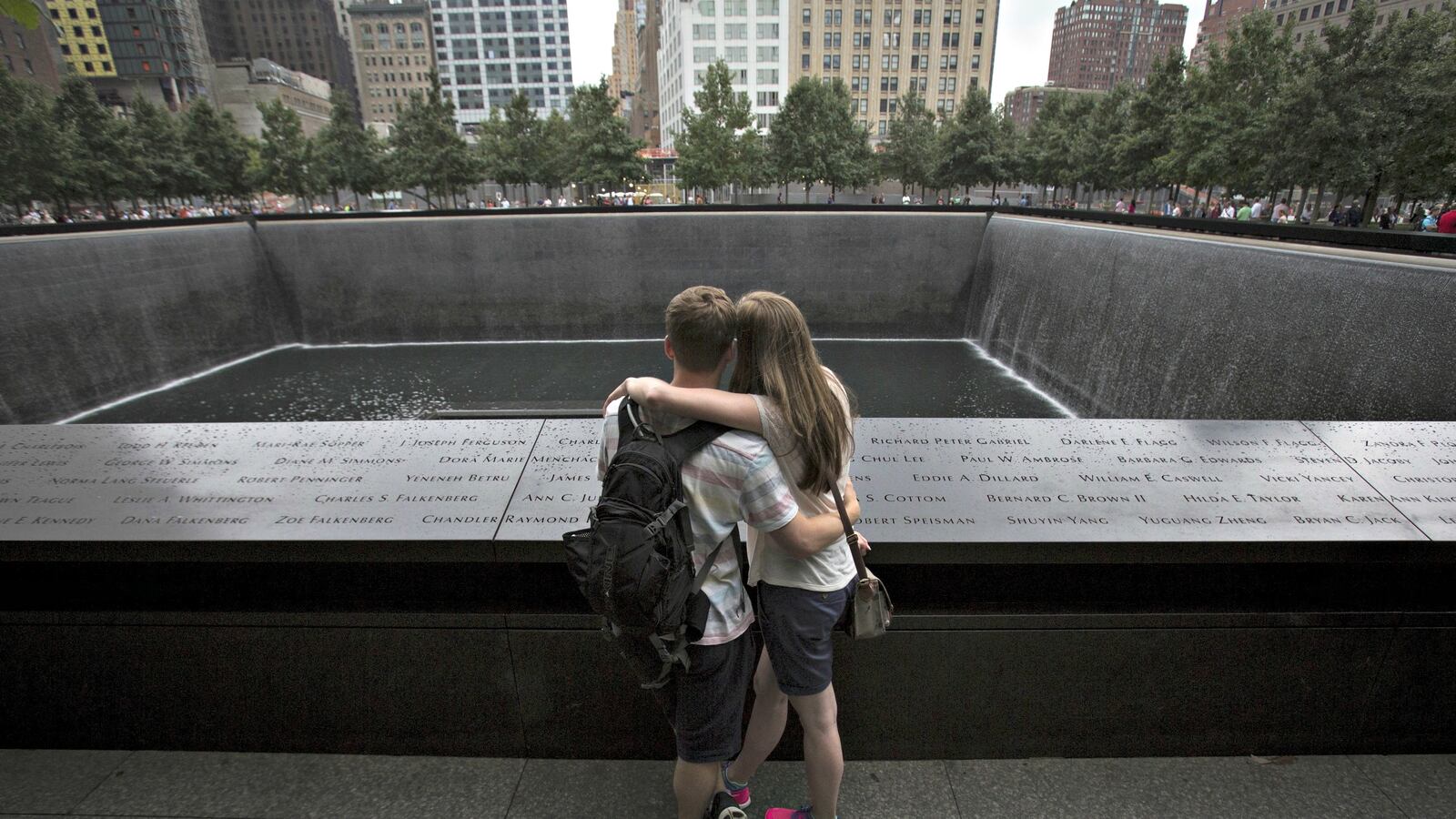 cheats/2016/04/25/9-11-memorial-guards-to-kids-stop-singing-national-anthem/160425-911-cops-cheat_guiplr