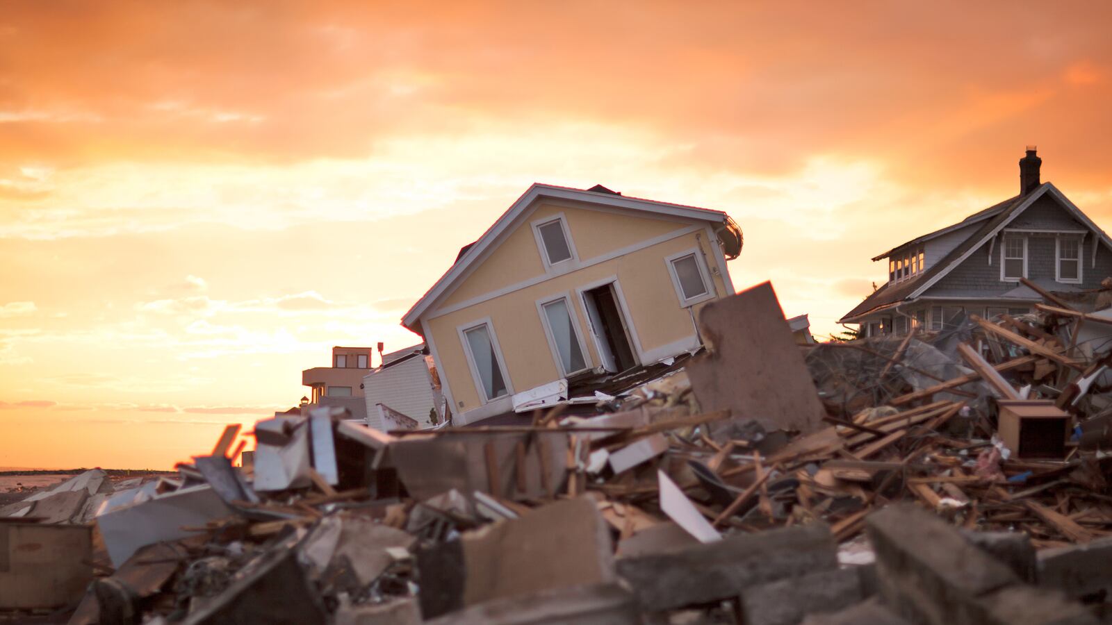 articles/2012/11/20/rockaway-finds-warmth-amid-the-cold-as-residents-rebuild-after-sandy/rebuilding-rockaway-tease_i4kudb